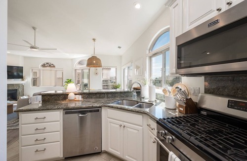Downtown House | One block from Beach Sleeps 8!