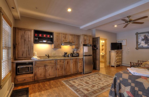 Oquossoc Hotel | Oquossoc Suite #5 | A/C