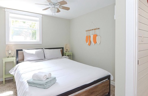 Middleton House | Orange Oasis! Lakefront Getaway w/Private Beach
