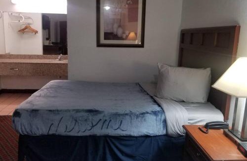 Stillwater Apartment | OSU Queen Bed Hotel Room 117 Wi-Fi