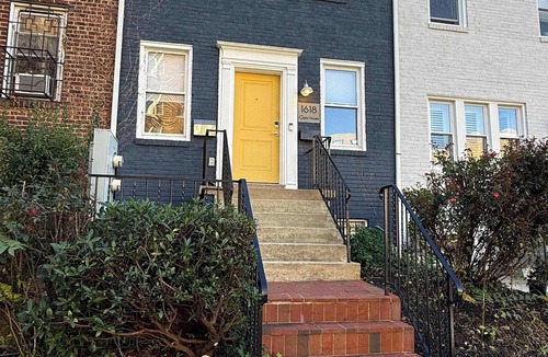 Mount Pleasant Apartment | Over On Oak | Walk 2 Metro + PRIVATE PARKING