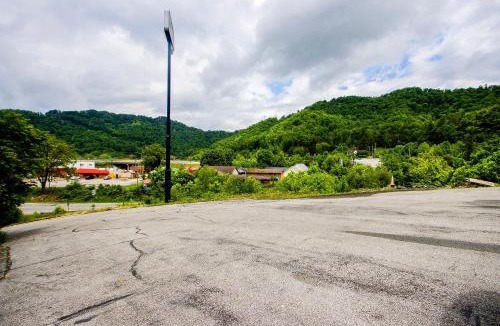 Chapmanville Hotel | OYO Hotel Chapmanville Inn, WV - Hwy 119