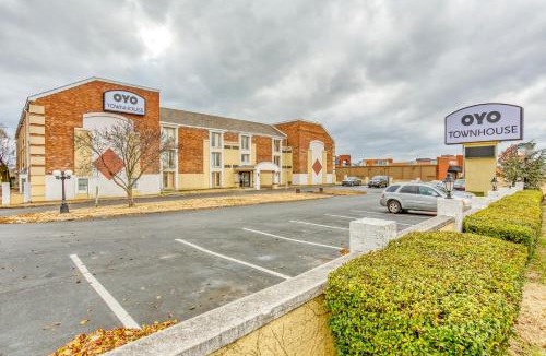 South Tulsa Hotel | OYO Townhouse Tulsa Woodland Hills