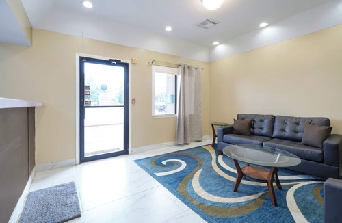 San Augustine Hotel | OYO Value: 2 Full Beds Non-Smoking, Great Location.