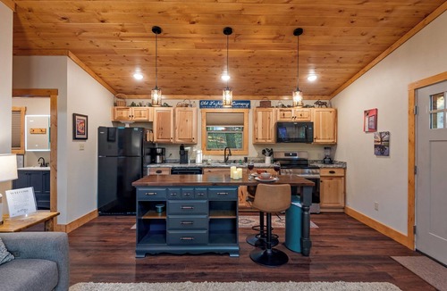 Mammoth Spring Cabin | Ozark Romantic Retreat-Near Spring River & Mammoth Spring