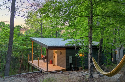 Mammoth Spring Cabin | Ozark Romantic Retreat-Near Spring River & Mammoth Spring