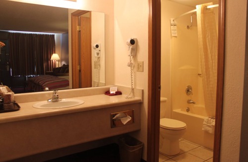Branson Theater District Hotel | Ozark Valley Lodge