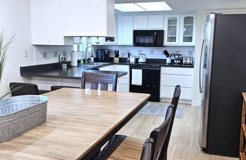 Page Apartment | Paddleboards, Air Hockey, Grill, Fire Pit, W/D, Brkfst, Sleeps 10, up