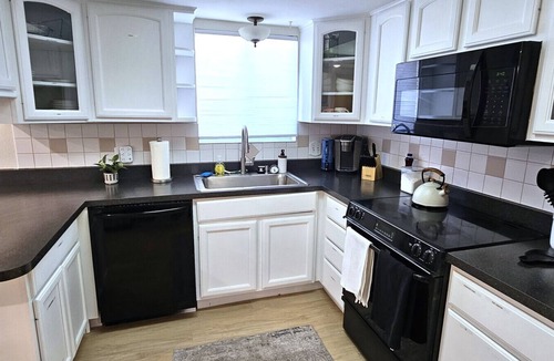 Page Apartment | Paddleboards, Air Hockey, Grill, Fire Pit, W/D, Brkfst, Sleeps 10, up