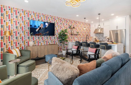 Katie Hill Neighborhood Cottage | Painted Note - Rooftop Hot Tub - Mins to Broadway