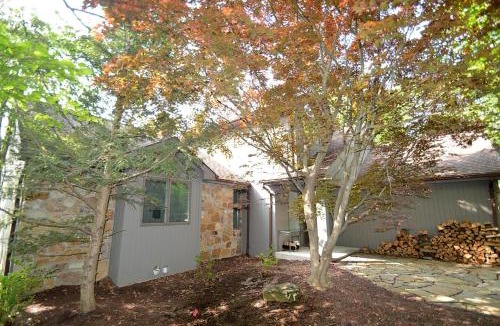 Berkeley Springs House | Panorama Peak View- Wifi, Screen Porch, Million Dollar View, Fireplace, Full Kitchen