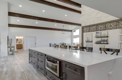 Tree Streets Bed & Breakfast | Panoramic Luxury Estate with Indoor Court & Private Sauna