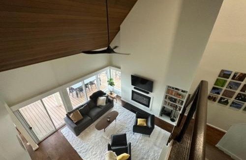 Nellysford Hotel | Panoramic Ski Slope Views, private sauna, dogs ok