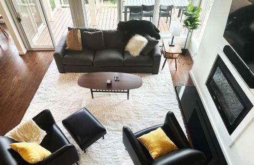 Nellysford Hotel | Panoramic Ski Slope Views, private sauna, dogs ok