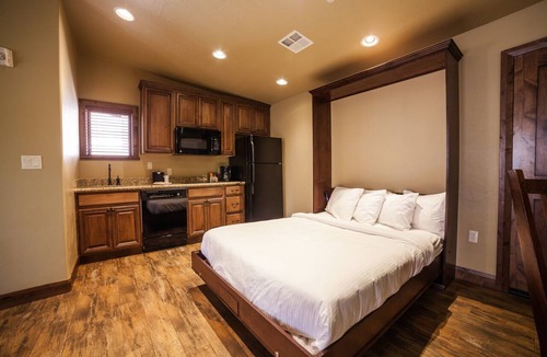 Zion National Park South Entrance Hotel | Park Access Suite | 1 Unit | 1.2 Miles to Oscar’s Café & DeZion Art Gallery Art