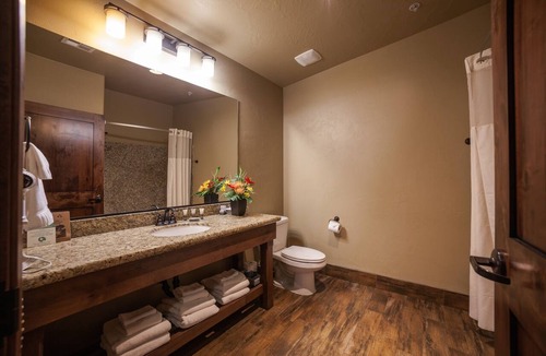 Zion National Park South Entrance Hotel | Park Access Suite | 1 Unit | 1.2 Miles to Oscar’s Café & DeZion Art Gallery Art