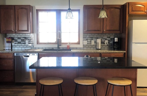 Hutchinson House | Park Place, a spacious 5-bedroom house with WiFi, AC in lovely Hutchinson