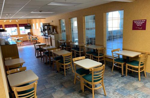 Clinton Hotel | Parkfield Inn - Clinton