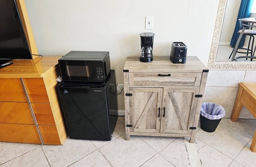 Galt Mile Condo | Partial Ocean View Studio at Ocean Manor Resort, beach & pool