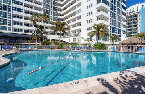 Galt Mile Condo | Partial Ocean View Studio at Ocean Manor Resort, beach & pool