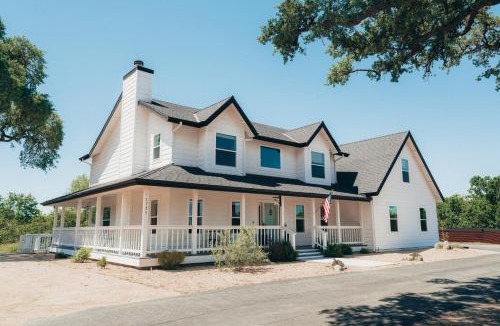Paso Robles House | Paso Wine Country Farmhouse with Pool, Spa, Game Room
