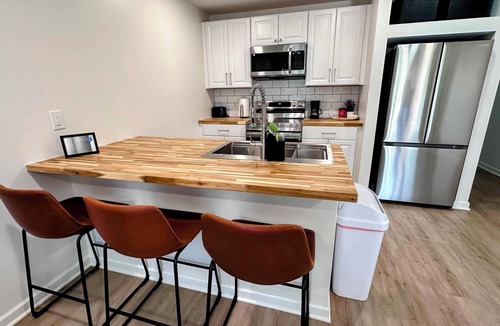 Hamilton House | Patchwork Paradise A - New 2BR Home - 5 Minute walk to Missouri Star