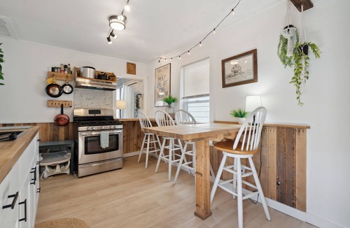 Hampton House | Pat’s Porch | 5 Mins Walk To Beach | Covered Porch