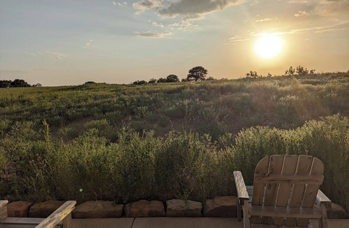 Neal Cabin | Peaceful 1-bedroom cabin with AC in charming Flint Hills of Kansas