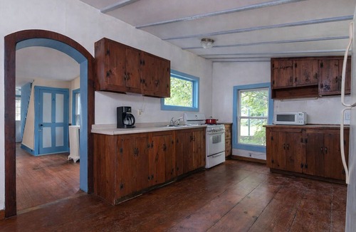 Putney House | Peaceful 2-bedroom house in Putney - walking distance from Landmark College