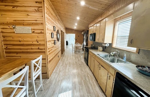 Caddo Gap Cabin | Peaceful Cabin on the Caddo River and Close to State Parks for an Amazing Family Vacation in Glenwood, Arkansas