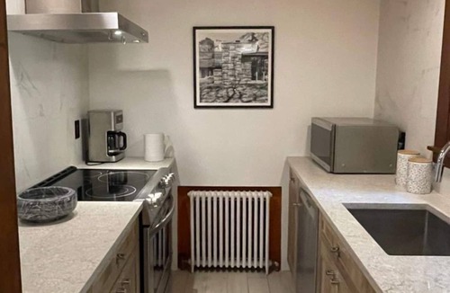 Northborough Cottage | Peaceful Getaway Cottage on grounds of historic mid-century gem
