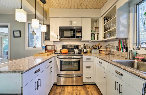 Goshen Cottage | Peaceful Goshen Cottage w/Screened Porch & Views!