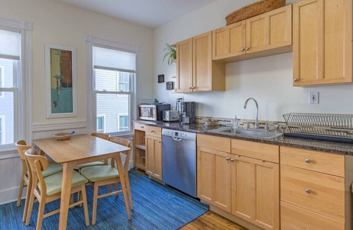Munjoy Hill Apartment | Peaceful Oasis on Munjoy Hill 2nd flr 3BR parking