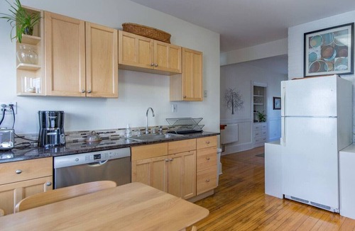 Munjoy Hill Apartment | Peaceful Oasis on Munjoy Hill 2nd flr 3BR parking