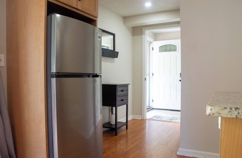 Center Apartment | Peaceful pet friendly 1-bedroom with in unit laundry in enjoyable Manchester