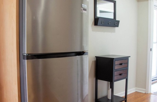 Center Apartment | Peaceful pet friendly 1-bedroom with in unit laundry in enjoyable Manchester
