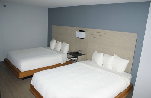 Van Buren Hotel | Peaceful Room Perfect for Relaxing Getaway | Non Smoking | Pool Access
