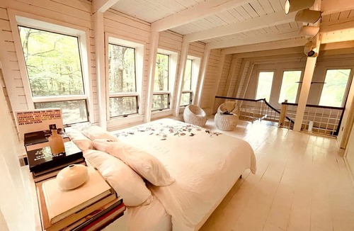 Carmel Cabin | Peaceful Tree House Nestled Away in Hudson Valley, New York