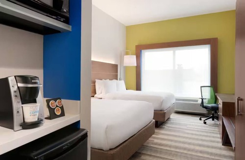 Roselawn Finance Hotel | Peaceful Weekend Haven with Free Parking for Exploring All of Cincinnati