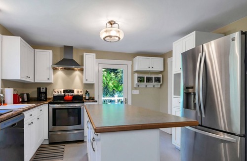 Acton House | Perfect for Dogs, Entire House Surrounded by Trees