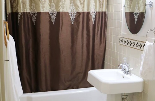 Franklin House | Perfect for Everyone - 8-bedrooms - The Future Generations University Guesthouse