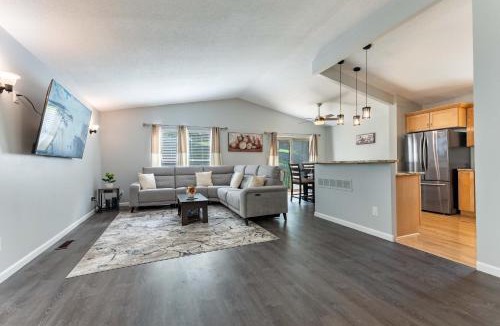 Ballwin House | Perfect Getaway 3BR 3BA Home Close to Parks and Shopping