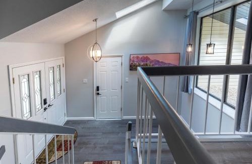 Ballwin House | Perfect Getaway 3BR 3BA Home Close to Parks and Shopping