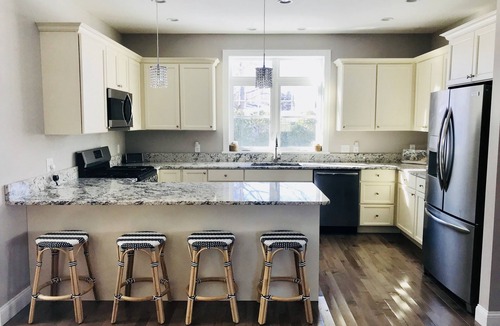 Wells House | Perfect Getaway! Wells/OGT line, walk to Moody & North Beach