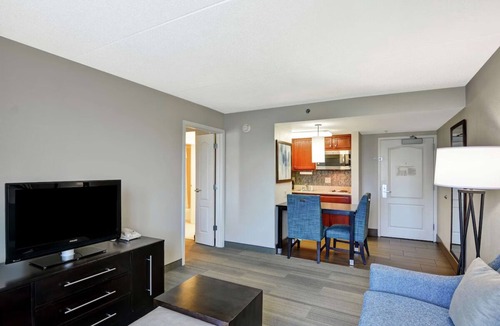 Lexington Hotel | Pet-Friendly 1 Bedroom Suite w/Free Parking & Breakfast | 2.1 Mi from Kirk Park