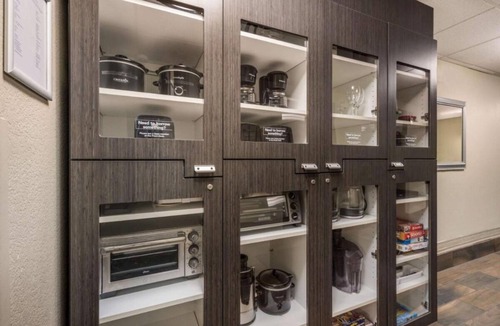 North Arlington Hotel | Pet-friendly Accommodation, Kitchen, Near Hurricane Harbor Arlington!