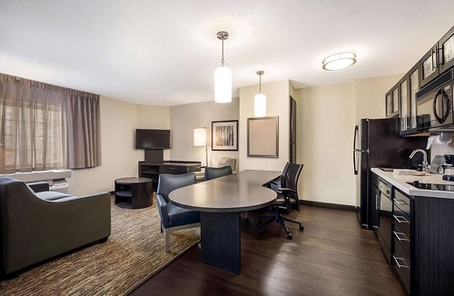 North Arlington Apartment | Pet-friendly Accommodation Near Hurricane Harbor Arlington! Parking, Pool!