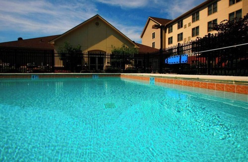 Lexington Hotel | Pet-Friendly Accommodation | Free Parking & Breakfast | 0.8 Mi from Fayette Mall
