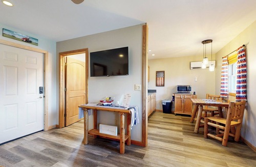 Murphysboro Cabin | Pet Friendly! Countryside Couples Stay in Illinois