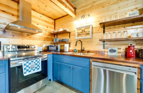 Golden House | Pet-Friendly Eagletown Home ~ 3 Mi to Kayaking!